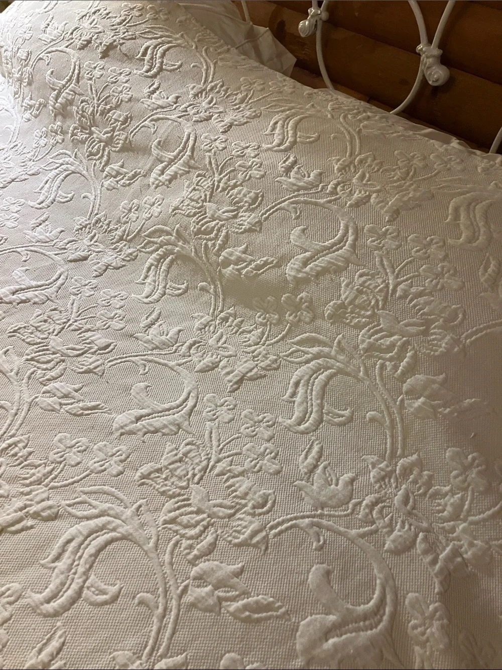 Cotton Matelasse floral bedspread Twin with scalloped edges